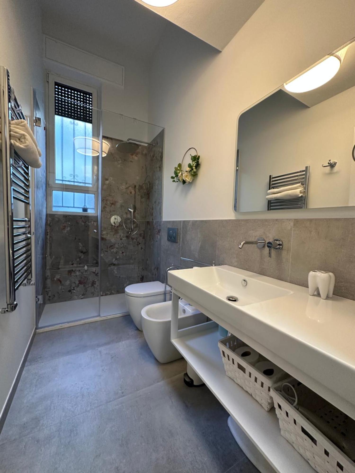Flowers, A Cozy Suite In Mailand Exterior foto