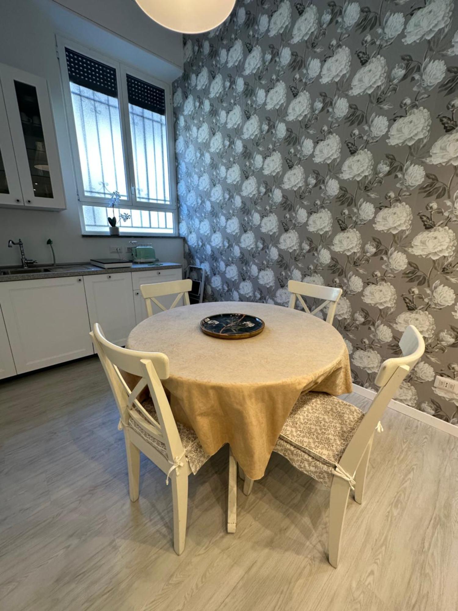 Flowers, A Cozy Suite In Mailand Exterior foto