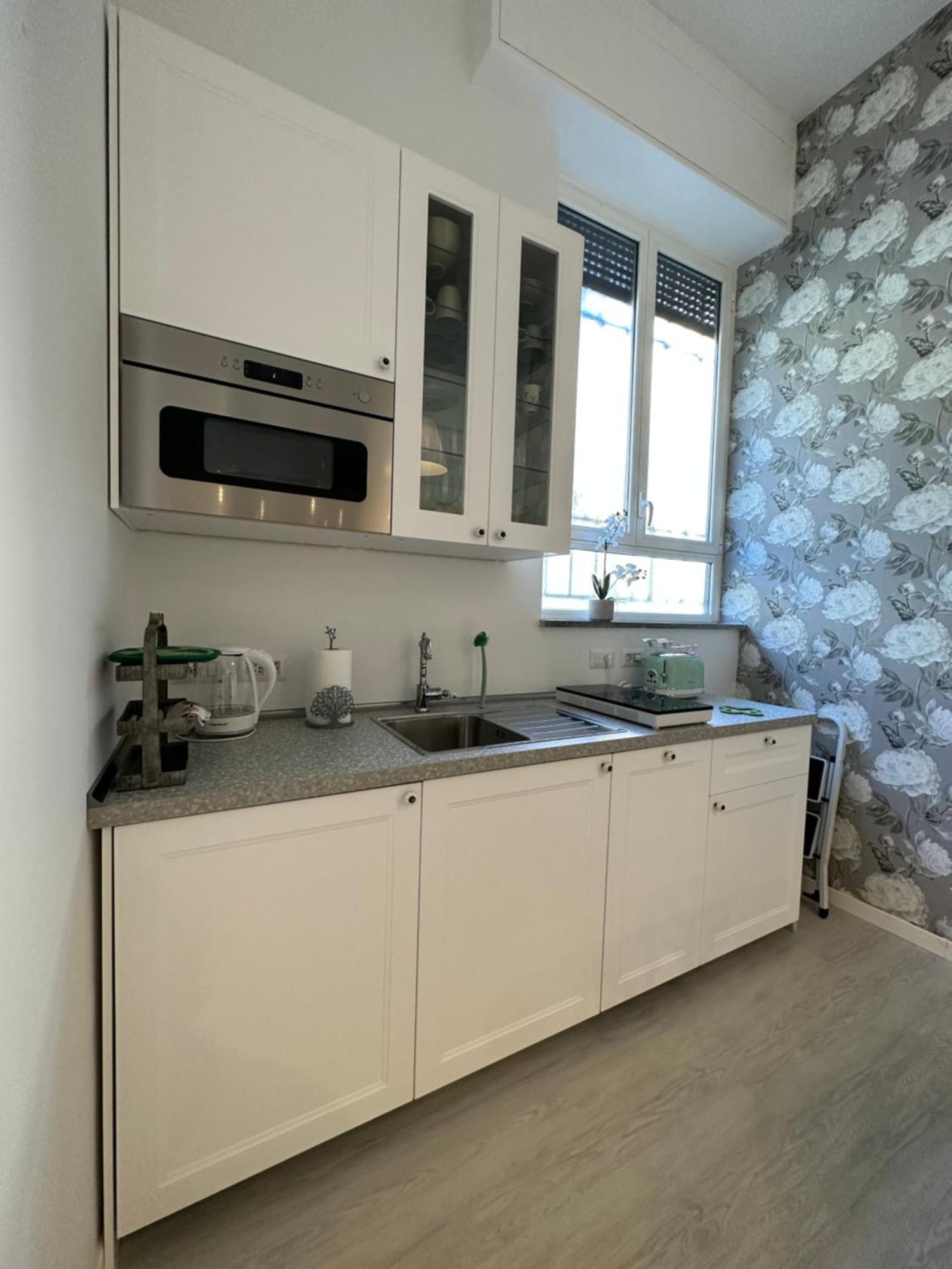 Flowers, A Cozy Suite In Mailand Exterior foto