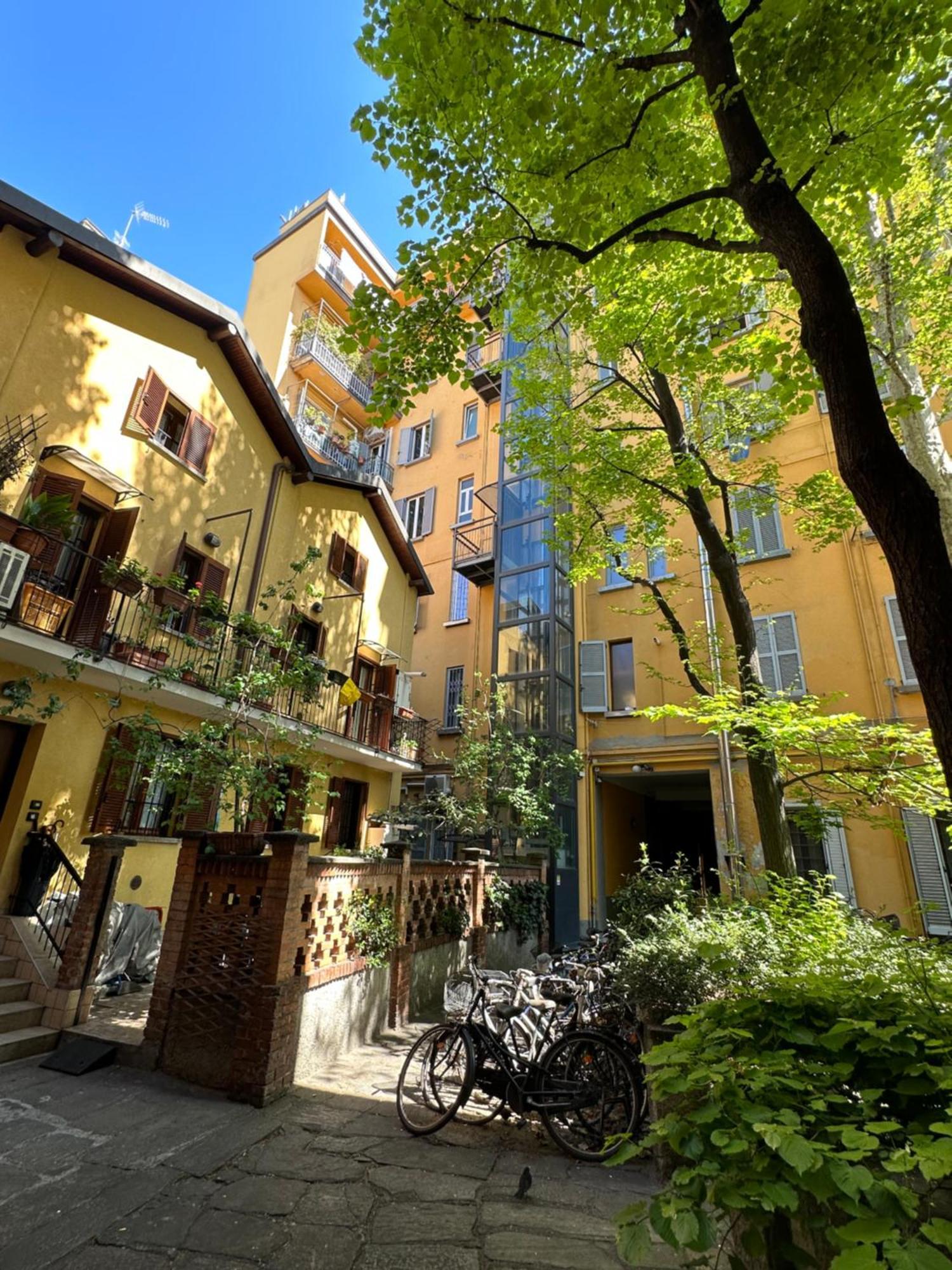 Flowers, A Cozy Suite In Mailand Exterior foto